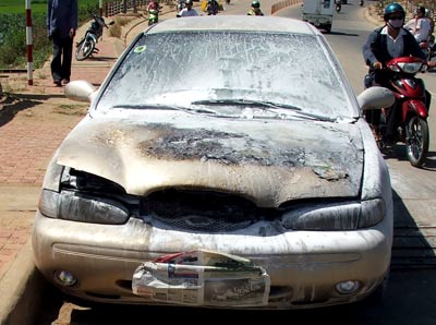 Xe con đang chạy bốc cháy, hai người thoát nạn 