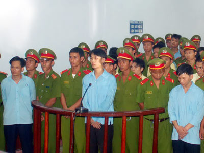 Tuyên án tử hình côn đồ gây rối, giết người 