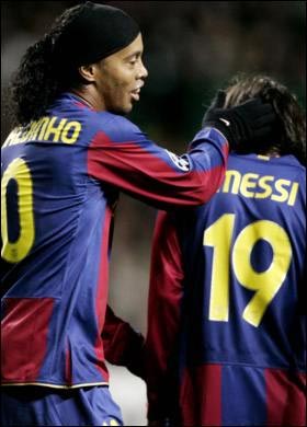 Ronaldinho và Kaka tán tụng Messi giỏi hơn Ronaldo
