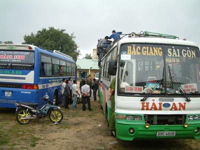 Nhà xe ôm tiền trốn, bỏ rơi hành khách giữa đường