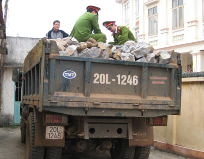 Thu giữ khoảng 13 tấn quặng vận chuyển trái phép