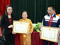 Tặng bằng khen cho bà Hà Thị Bình và học sinh Nguyễn Đức Huy