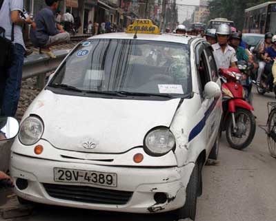 Bị chém, lái xe taxi gây tai nạn liên hoàn 