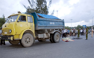 Ông lão 68 tuổi bị xe tải cán chết