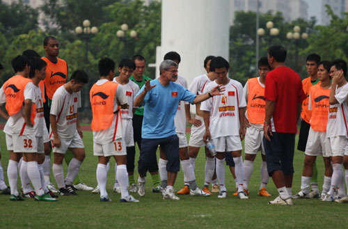 Santos làm tiền đạo