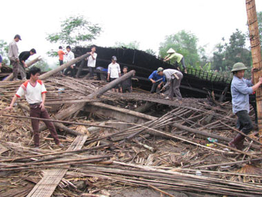 Yên Ninh: Lốc làm 129 nhà sập, tốc mái