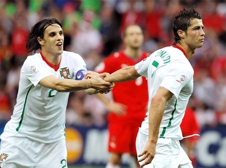 Ronaldo tỏa sáng, Bồ Đào Nha vào tứ kết