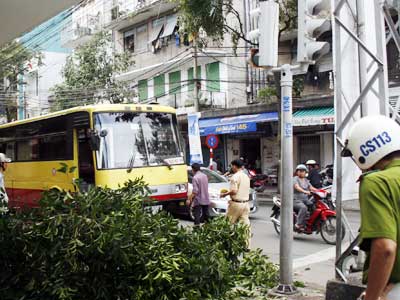 Xe buýt mất phanh, hơn 20 sinh viên thoát nạn 