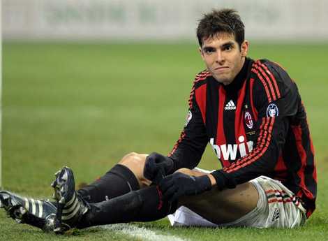 Kaka tái phát chấn thương, Milan điêu đứng