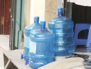 Thêm 4 cơ sở nước đóng chai bị đình chỉ 