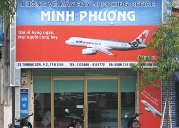 Cướp tiền phòng vé máy bay