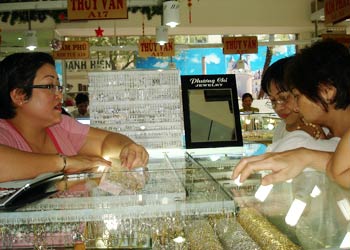 Giá vàng tiếp tục nhích lên