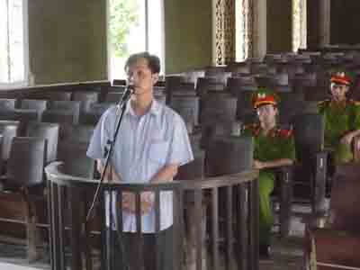 Lưu hành tiền giả, lĩnh 102 tháng tù