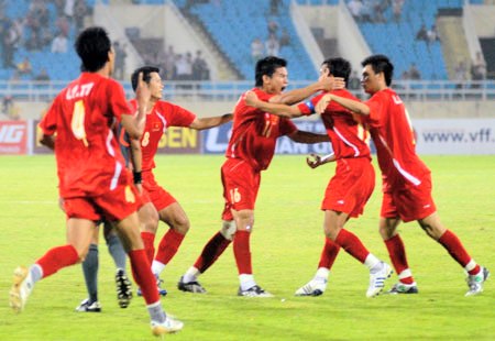 VN hòa Thái Lan - trận đấu của 4 bàn thắng đẹp