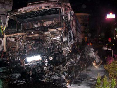 6 ôtô bị xe tải húc liên hoàn, 4 người tử nạn 