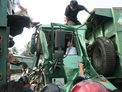 TP.HCM: Giải cứu tài xế bị kẹt trong buồng lái bẹp dí 