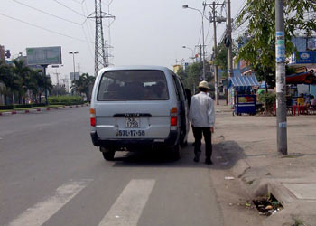 Xe dù giả danh bến xe miền Đông lừa khách