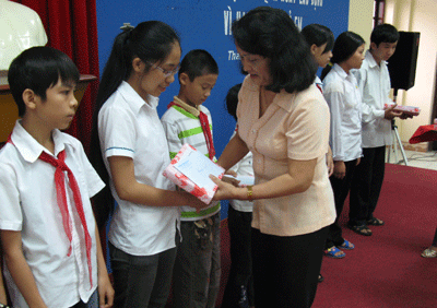 Trao 120 suất học bổng cho trẻ em nghèo hiếu học