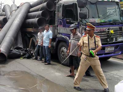 Người đi đường bị hơn 4 tấn sắt đè