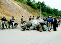 Lái xe không làm chủ tốc độ, tự gây tai nạn.