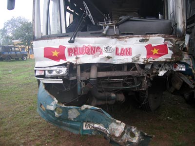 Xe khách đấu đầu xe tải, 2 người chết, 3 bị thương
