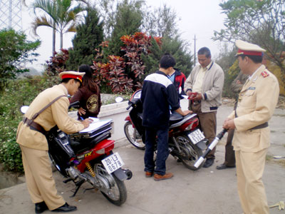  Xử lý trên 420 trường hợp không đội mũ bảo hiểm