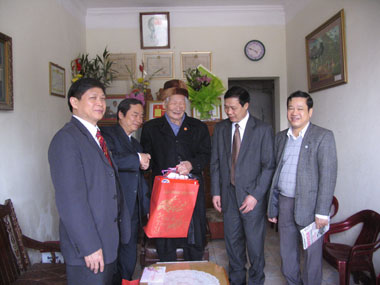 Lãnh đạo tỉnh thăm, tặng quà cán bộ lão thành cách mạng, lực lượng vũ trang Quân khu I, các tổ chức tôn giáo