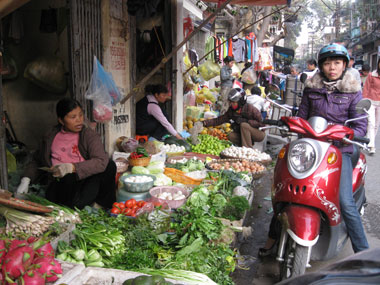 Hàng Tết không thiếu, giá vẫn cao