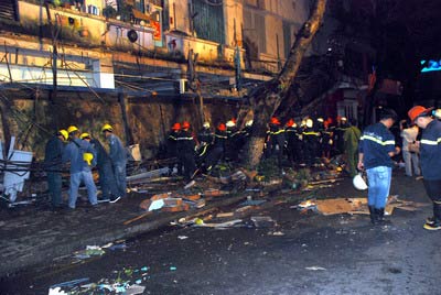 Sập ô văng ngay phố du lịch, 3 người bị thương 