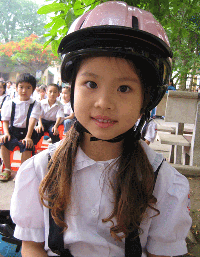 2.180 giáo viên, học sinh được tặng mũ bảo hiểm