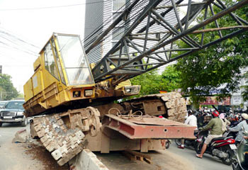 Xe ben phá nát dải phân cách, tắc đường nhiều giờ