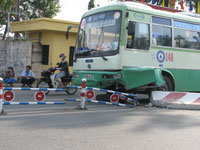 Xe buýt đâm vào dải phân cách