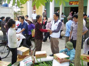 Sẻ chia với đồng bào vùng bão lũ