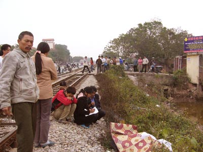 Bị tàu hoả đâm chết vì mải xem tai nạn giao thông 