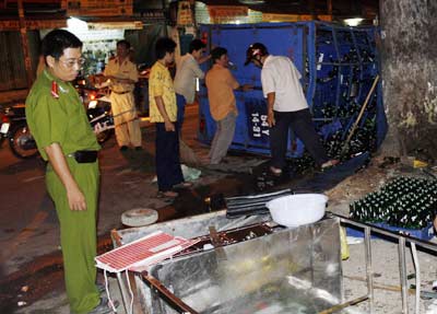 Xe chở gần 100 két nước ngọt lật trên đường 