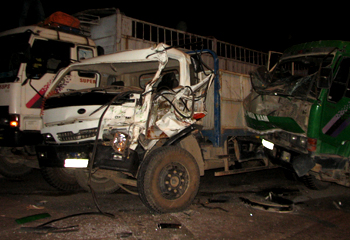 3 xe tải húc nhau dưới chân cầu Thăng Long