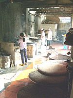 Bánh, mứt, kẹo của nhiều làng nghề:Không chỉ ô nhiễm...