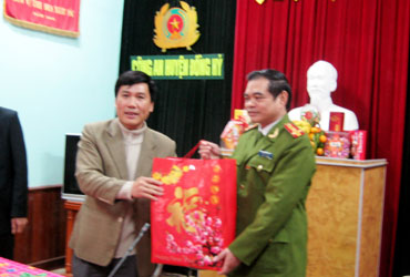 Đồng chí Vũ Hồng Bắc thăm và tặng quà Công an huyện Đồng Hỷ