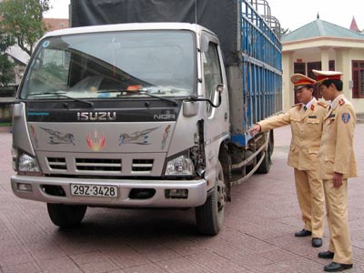 Gây tai nạn làm chết 3 người, xe tải bỏ chạy 