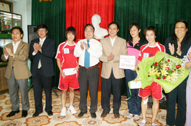 Lãnh đạo tỉnh tặng quà động viên Đội tuyển Bóng đá nữ