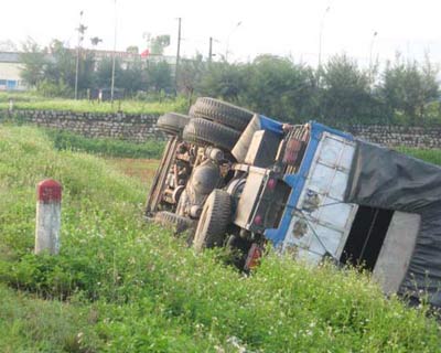 Cháy ôtô, 1 người chết, 5 người bị thương nặng