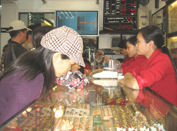 Giá vàng tăng thêm 8.000 đồng/chỉ