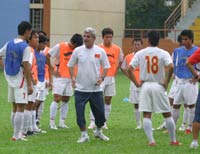 Vượt khó trên đất Singapore