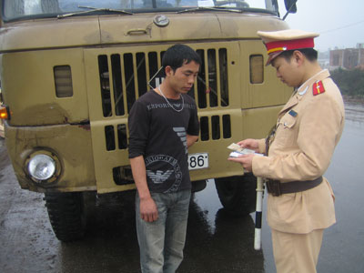 Gần 50 trường hợp xe ô tô chở quá khổ, quá tải bị xử lý