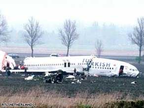 Máy bay chở 135 người vỡ làm 3 mảnh ở Amsterdam 