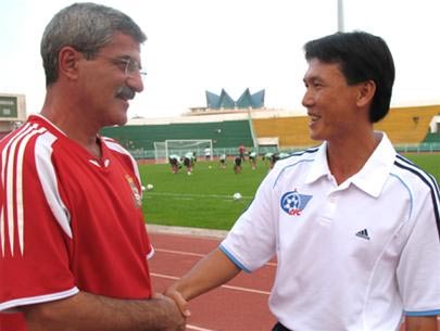 VFF đeo ‘’vòng kim cô’’ cho ông Calisto