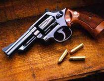 Dùng súng dọa nữ cán bộ điện lực