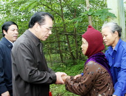 Tổng Bí thư Nông Ðức Mạnh thăm đồng bào bị lũ lụt ở Ðà Nẵng