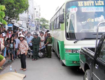Ô tô buýt va xe đạp, làm chết 1 bé gái