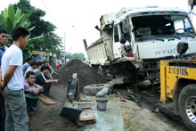 Xe tải chở quặng lật nghiêng đè chết một phụ nữ